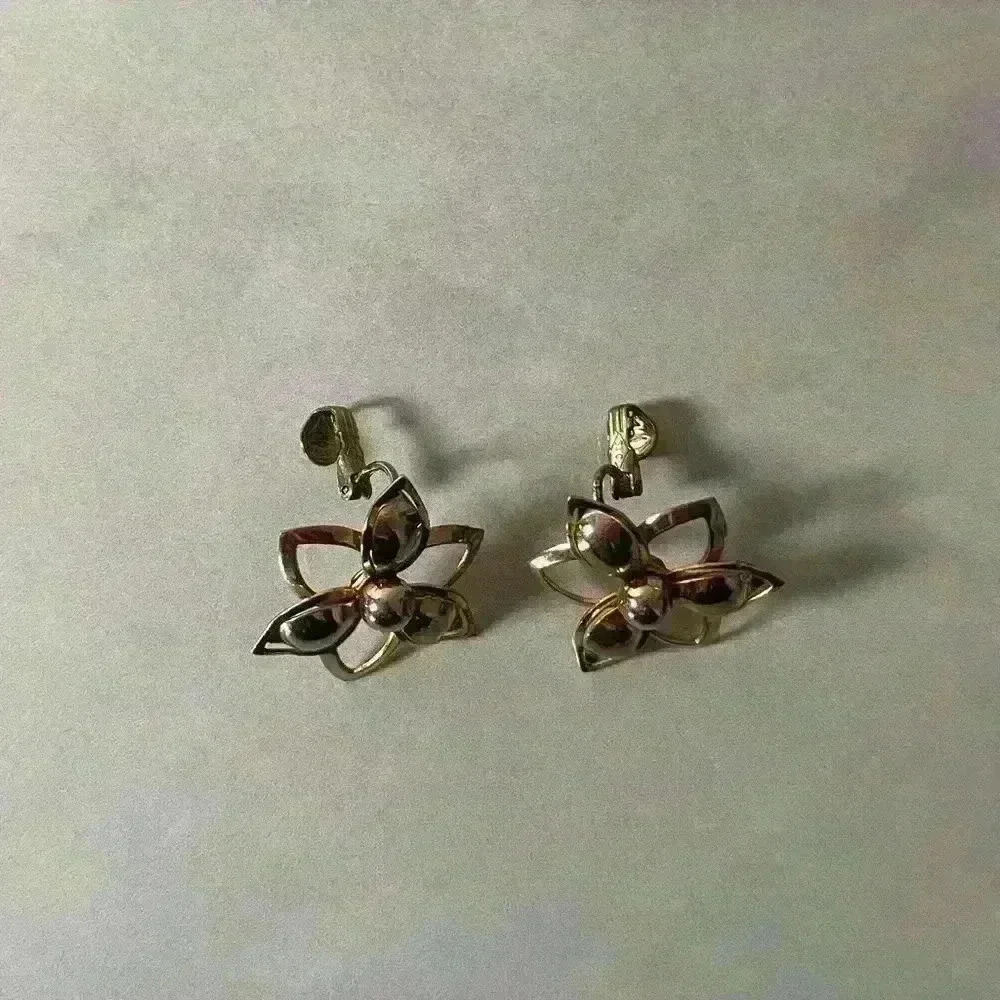 Vintage Gold Tone Sarah Coventry Open Beautiful Earrings